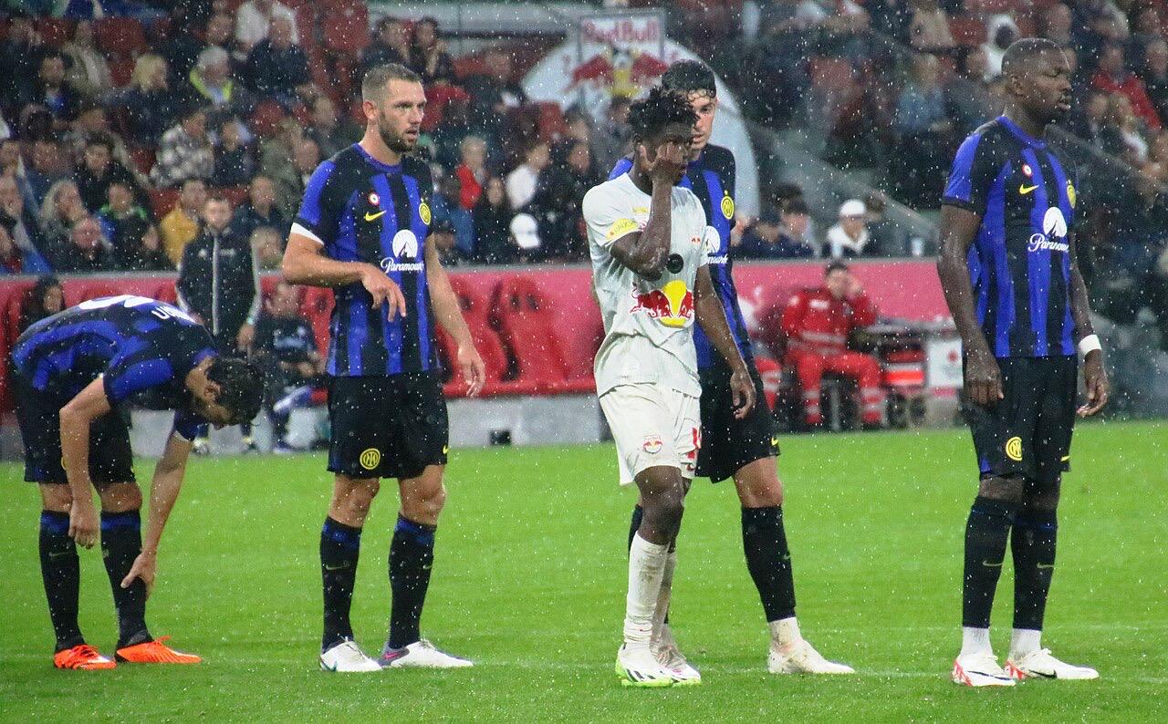 巴斯托尼出球型后卫技术解析:左脚精准长传与持球推进的艺术