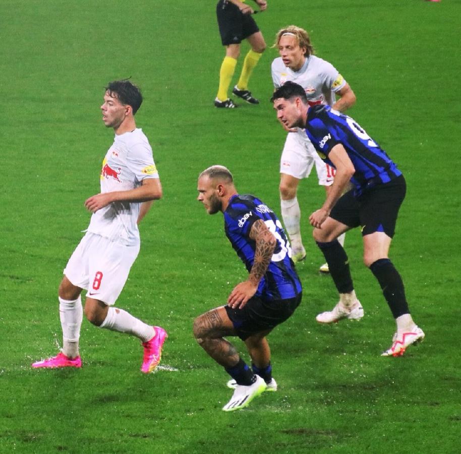 左脚后卫的战术优势：巴斯托尼如何用惯用脚创造战术价值